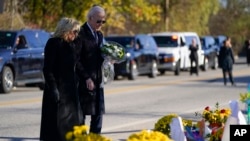 Predsjednik Joe Biden i prva dama Jillpolažu cvijeće ispred restorana u kojem je napadač u Maineu otvorio vatru. (Foto: AP/Evan Vucci)