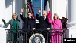 Predsednik Bajden i prva dama Džil sa francuskim predsednikom Emanuelom Makronom i njegovom suprugom Brižit, na ceremoniji u Beloj kući u Vašingtonu 1. decembra 2022.