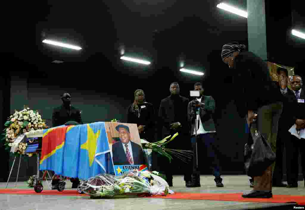 Des personnes sympathisantes du parti d'Etienne Tshisekedi se sont réunis à Bruxelles pour un dernier hommage, en Belgique, le 5 février 2017.