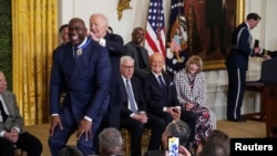 El presidente de Estados Unidos, Joe Biden, entrega la Medalla Presidencial de la Libertad al exjugador de la NBA Earvin "Magic" Johnson, durante una ceremonia en el Salón Este de la Casa Blanca, en Washington, Estados Unidos, el 4 de enero de 2025.