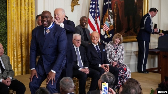 El presidente de Estados Unidos, Joe Biden, entrega la Medalla Presidencial de la Libertad al exjugador de la NBA Earvin "Magic" Johnson, durante una ceremonia en el Salón Este de la Casa Blanca, en Washington, Estados Unidos, el 4 de enero de 2025.
