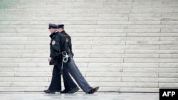 Seorang polisi mengamankan seorang pengunjuk rasa yang menentang hukuman mati di Mahkamah Agung AS, 17 Januari 2017 di Washington, DC.