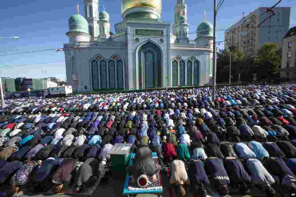 Warga Muslim Rusia melaksanakan salat Ied di luar Masjid Katedral Moskow untuk merayakan Idulfitri setelah hampir sebulan berpuasa , di Moskow, Rusia, Selasa, 4 Juni 2019. (Foto: Alexander Zemlianichenko/AP)