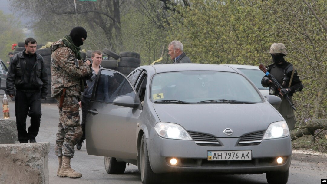 Ukrainaning Slavyansk shahri yonidagi Bulbasika qishlog'i, rossiyaparast kuchlar o'rnatgan nazorat punkti, 20-aprel, 2014-yil