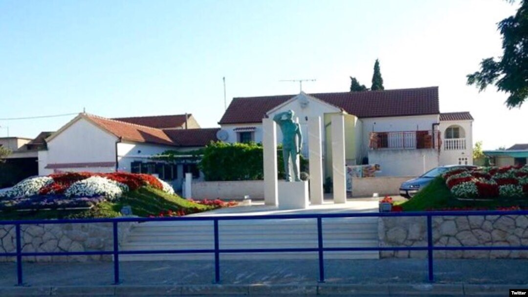 Spomenik Miru Barešiću u Dragama u Hrvatskoj. 