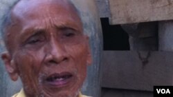 FILE - Ta An, a former Khmer Rouge commander, speaks during an exclusive interview with VOA Khmer at his house in Kamrieng district of Cambodia's northwestern Battambang province, July 27, 2011. (Sok Khemara/VOA Khmer)