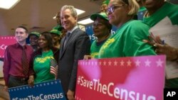 El fiscal general de Nueva York, Eric Schneiderman apoya a los miembros del Consejo del Distrito 37 después de una conferencia de prensa en Nueva York el 3 de abril de 2018. Schneiderman anunció una nueva demanda de 17 estados contra el gobierno de Estados Unidos.