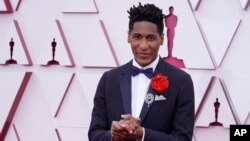 Jon Batiste arrive aux Oscars le dimanche 25 avril 2021, à Union Station à Los Angeles.