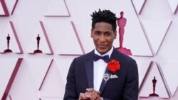 Musisi Jon Batiste tiba di acara penghargaan Oscars di Los Angeles, pada 25 April 2021. Batiste memimpin perolehan nominasi pada ajang penghargaan Grammy 2022 dengan 11 nominasi. (AP Photo/Chris Pizzello, Pool)