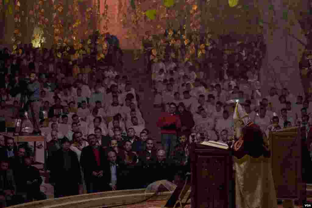 Coptic men attend a Christmas celebration Mass where the story of Jesus&#39; nativity is re-told. (Hamada Elrasam/VOA) 