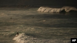 ARCHIVO: Surfistas en Ho'okipa Beach Park, cerca de Paia, Hawaii, el 22 de noviembre del 2024.