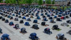 Молитва на соціальній дистанції у п'ятницю у мечеті Fatih, що у Стамбулі