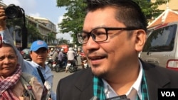 Ou Virak, head of the Future Forum think tank, on Thursday, May 12, 2016, gave an interview to a group of journalists about the defamation complaint brought against him by the Cambodian People's Party (CPP). (Hul Reaksmey/VOA Khmer) 