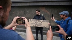 Архивное фото: активист во время акции протеста перед зданием Государственной Думы перед тем как депутаты одобрили законопроект, предусматривающий наказание за поиск в интернете информации, признанной «экстремистской». Москва, Россия, 22 июля 2025 г. (AP)