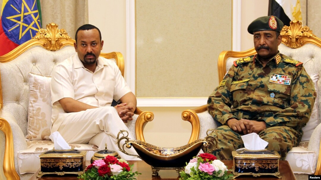 PM Ethiopian Abiy Ahmed (kiri) yang menjadi penengah perdamaian Sudan saat bertemu Ketua Dewan Transisi Militer Sudan, Letjen Abdel Fattah Al-Burhan Abdelrahman di Khartoum. 