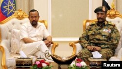 PM Ethiopian Abiy Ahmed (kiri) yang menjadi penengah perdamaian Sudan saat bertemu Ketua Dewan Transisi Militer Sudan, Letjen Abdel Fattah Al-Burhan Abdelrahman di Khartoum. 