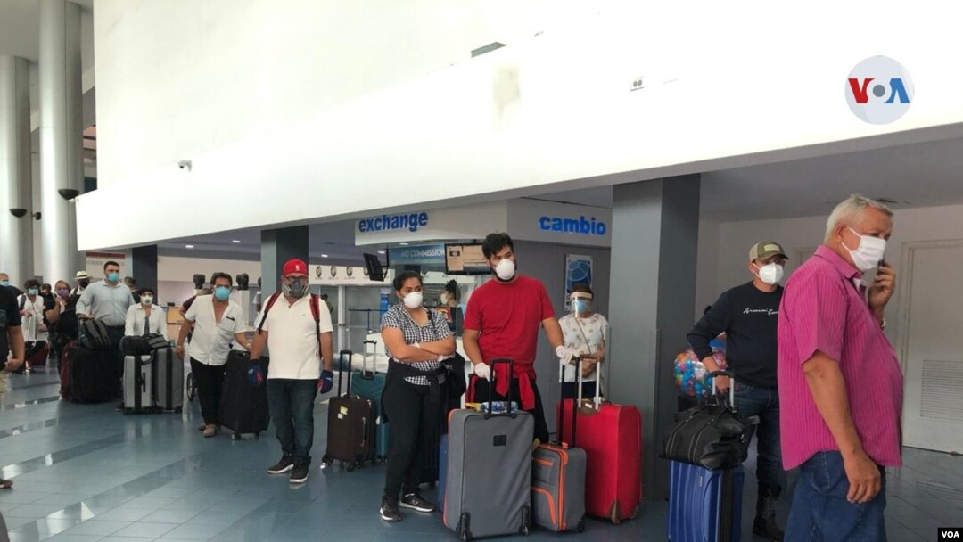 Imágenes del Aeropuerto Internacional Augusto César Sandino en Managua, desde donde ciudadanos estadounidenses están retornando a su país. [Foto: Daliana Ocaña, VOA]