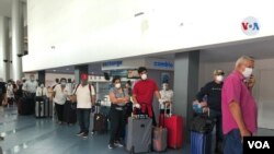 Imágenes del Aeropuerto Internacional Augusto César Sandino en Managua, desde donde ciudadanos estadounidenses están retornando a su país. [Foto: Daliana Ocaña, VOA]