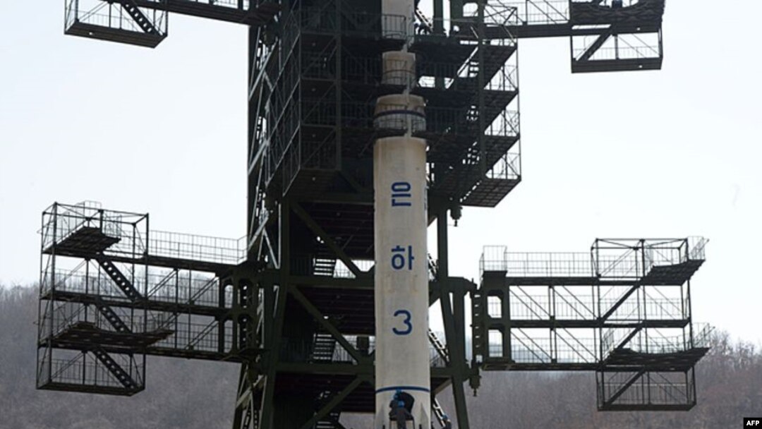 Raketa Una-3 na lansirnoj rampi u severnokorejskom Centru za istraživanje svemira