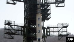 Raketa Una-3 na lansirnoj rampi u severnokorejskom Centru za istraživanje svemira