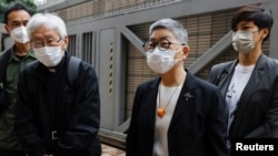 香港教區榮休主教陳日君樞機（左）以及大律師吳靄儀（中）2022年5月24日在法庭外。