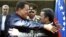 Los presidentes de Venezuela, Hugo Chávez, y Mahmoud Ahmadinejad, abrazan planes similares en asuntos nucleares y militares.