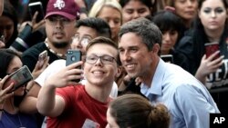 El candidato demócrata a la presidencia y excongresista de Texas Beto O'Rourke posa para una fotografía con un partidario durante su mitin de campaña presidencial en Houston, el sábado 30 de marzo de 2019.