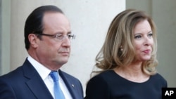 Presiden Francois Hollande didampingi ibu negara Perancis Valerie Trierweiler di Istana Elysee, Paris, 3 September 2013 (Foto: dok).