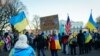 Manifestantes participan en manifestación por Ucrania en Washington, el domingo 20 de febrero de 2022.