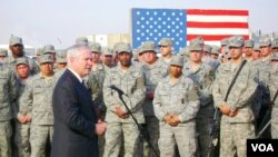 Menteri Pertahanan AS Robert Gates di depan para anggota militer AS.