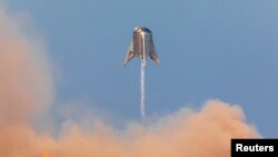 Purwarupa roket Mars "Starhopper" buatan SpaceX melayang di atas landasan peluncuran dalam uji coba di Boca Chica, Texas. (Foto: dok.)