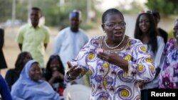 Aktivis perempuan, Dr. Oby Ezekwesili dan warga Nigeria lainnya mendukung langkah militer Nigeria membebaskan tawanan dari hutan di Sambisa, Rabu (29/4). 