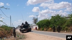 Kendaraan tank milik Pasukan Pertahanan Kenya terlihat di sekitar Garissa University College di Garissa, Kenya, 2 April 2015 (Foto: dok). Pemerintah Somalia hari Kamis (9/4), menawarkan hadiah untuk penangkapan atau pembunuhan 11 pemimpin al-Shabab, termasuk pemimpin tertinggi kelompok militan itu dan pemimpin pembantaian di wilayah ini pekan lalu.