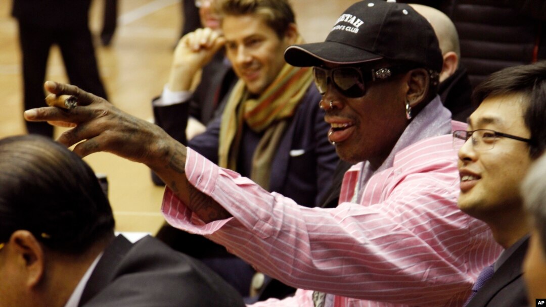 Mantan bintang NBA Dennis Rodman dan penerjemahnya (kanan) pada sebuah acara latihan basket di Pyongyang (20/12).
