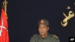권력 이양을 약속하는 탄타위 군사최고위원회 위원장