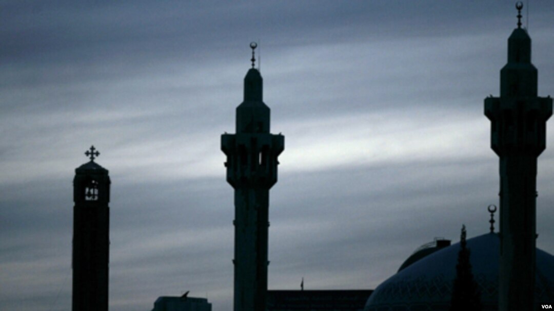 Buka puasa lintas agama yang diadakan di Virginia oleh sebuah gereja Katolik dengan bekerjasama dengan sebuah masjid bisa mempererat hubungan pemeluk agama Katolik dan Muslim.