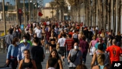 Orang-orang berolahraga di pinggir laut di Barcelona, Spanyol, Sabtu, 2 Mei 2020. (Foto: AP)