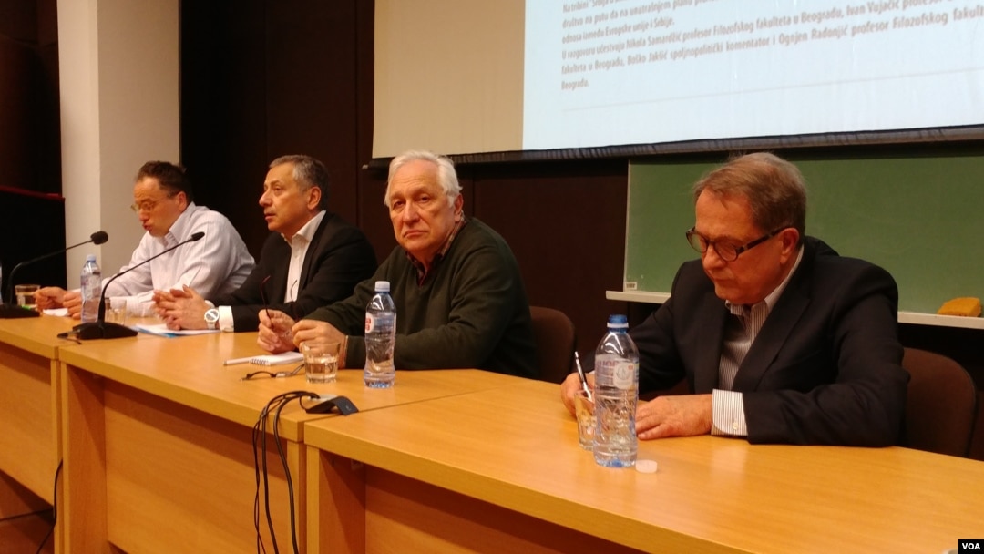 Učesnici tribine "Srbija u simulakrumu evrointegracija" koja je u okviru serijala "Nije filozofski ćitati" održana na Filozofskom fakultetu u Beogradu, 28. marta 2019. (VOA)