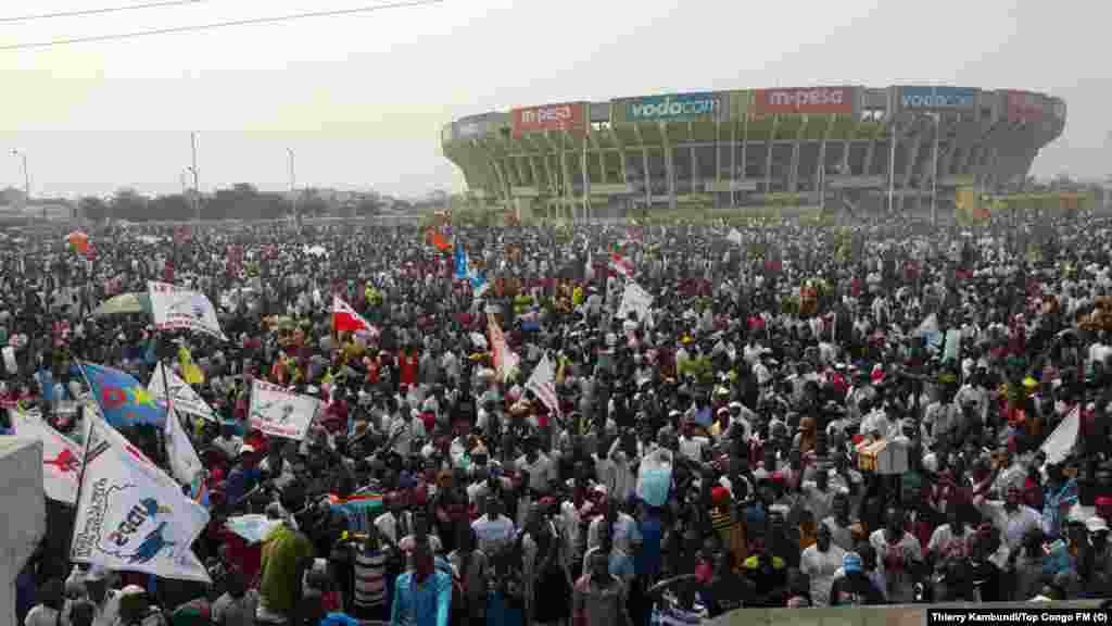 Des milliers de Congolais massés à Kinshasa pour écouter l'opposant historique en RDC. (Thierry Kambundi/Top Congo FM)