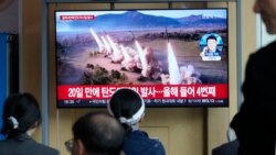 22일 한국 서울역에 설치된 TV에서 북한 단거리 탄도미사일 발사 관련 뉴스가 나오고 있다.