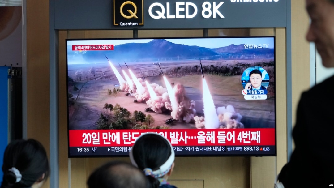 Una pantalla de televisión muestra una imagen de archivo del lanzamiento de misiles de Corea del Norte durante un programa de noticias en la estación de tren de Seúl, Corea del Sur, el lunes 22 de abril de 2024.