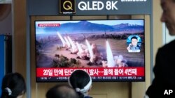 Una pantalla de televisión muestra una imagen de archivo del lanzamiento de misiles de Corea del Norte durante un programa de noticias en la estación de tren de Seúl, Corea del Sur, el lunes 22 de abril de 2024.