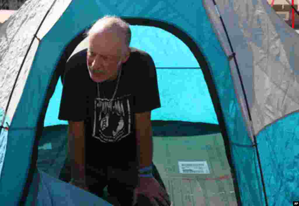 抗议者从帐篷里伸出头来张望