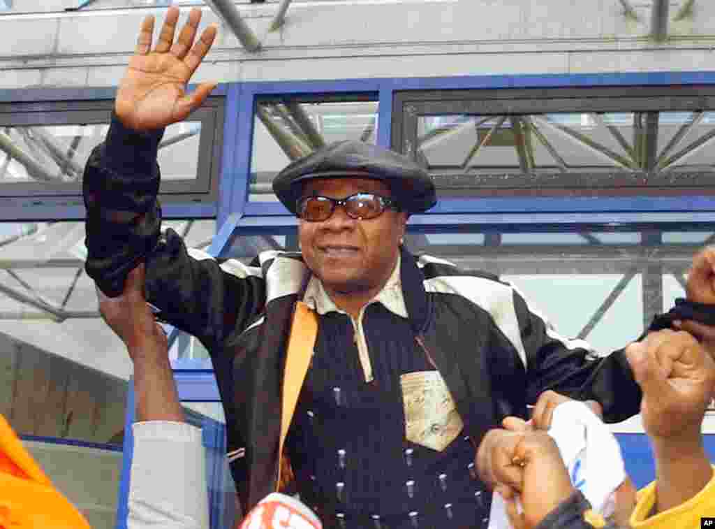 DIMANCHE. Le roi de la rumba, Papa Wemba, est décédé à l'âge de 66 ans. Le chanteur était sur scène, en pleine prestation, quand il a été pris d'un malaise dans la nuit de samedi à dimanche. Il donnait un concert lors du Festival des Musiques urbaines d'Anoumabo (Femua) à Abidjan, en Côte-d'Ivoire. LIRE L'ARTICLE ICI.