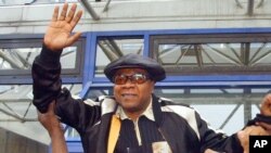 Papa Wemba, photographie à Paris en 2004, est décédé à l'âge de 66 ans. 