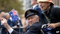 ARSIP - Seorang veteran berkusi roda hadir dalam parade Hari ANZAC, di Sydney, Jum’at, 25 April 2014, memperingati dirgahayu aksi militer besar-besaran yang pertama yang diikuti oleh militer Australia dan Selandia Baru dalam Perang Dunia Satu (foto: AP Photo/Rick Rycroft)