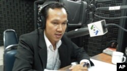 លោក សួន ប៊ុនធឿន អ្នក​សម្រប​សម្រួល​គម្រោង​គាំទ្រ​អ្នក​ការពារ​សិទ្ធិ​ម​នុស្ស​នៃ​មជ្ឈ​មណ្ឌល​សិទ្ធិ​មនុស្ស​កម្ពុជា​មក​បង្ហាញ​ពី​សា្នដៃ​របស់​លោក​វុឌ្ឍី ​ក្នុង​ពេល​ដែល​លោក​នៅ​មាន​ជីវិត​និង​ផល​ប៉ះពាល់​ដែល​អាច​នឹង​កើត​មាន​ឡើង​នៅ​ក្រោយ​ពី​មរណភាព​របស់​លោក។