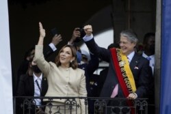 Presiden Ekuador, Guillermo Lasso (kanan) dan ibu negara María de Lourdes de Lasso menyapa warganya dari balkon Istana Carondelet, di Quito, 24 Mei 2021.