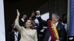 El nuevo presidente de Ecuador, Guillermo Lasso, derecha, y la primera dama María de Lourdes de Lasso saludan a la multitud el lunes 24 de mayo de 2021 desde el balcón del Palacio Carondelet, en Quito.