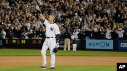 Derek Jeter saluda al público de Nueva York.